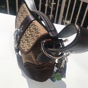 COACH SHOULDER BAG WITH CHARMS ATTACHED.